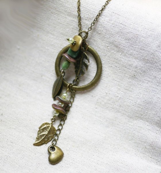 Ketting met lange hanger in een bohemien en vegetale geest