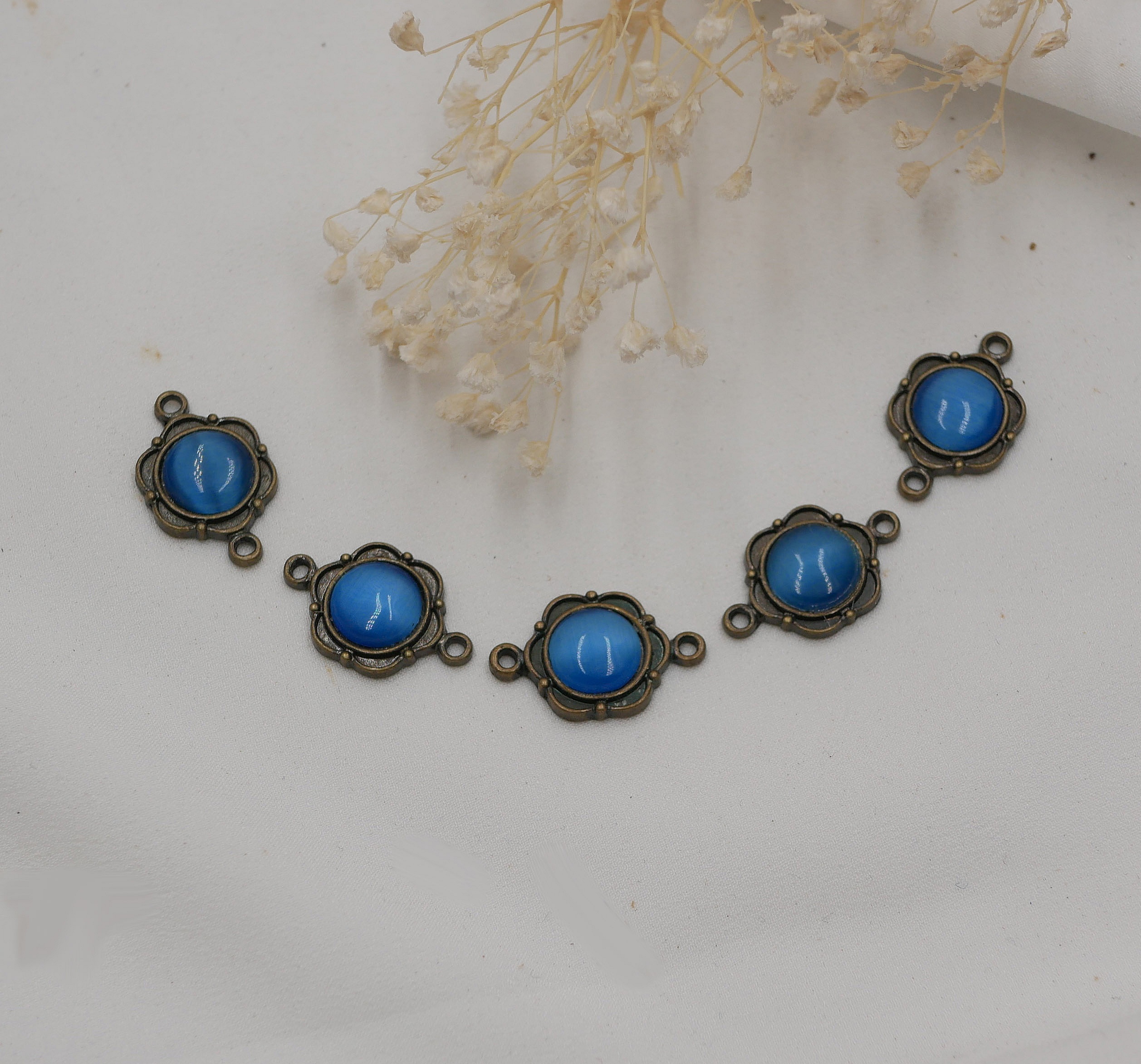 Lot de 5 demi cabochons Bleu fonc&eacute; sertis double connecteur bronze