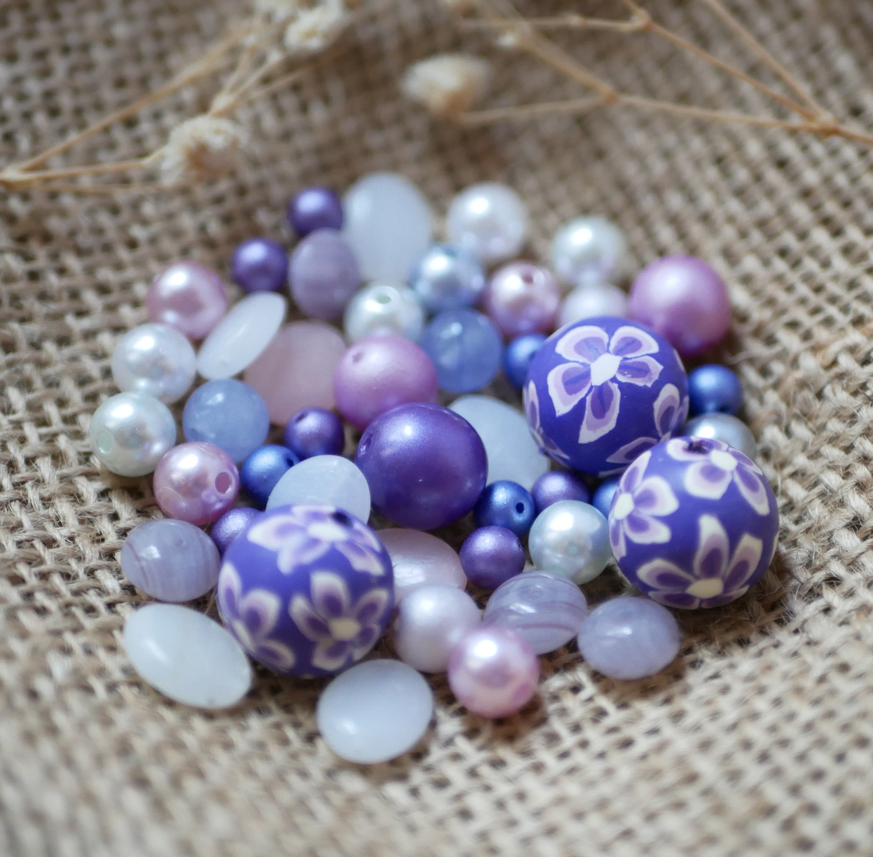 Lot de perles violet parme en verre press&eacute;, fimo et verre nacr&eacute;