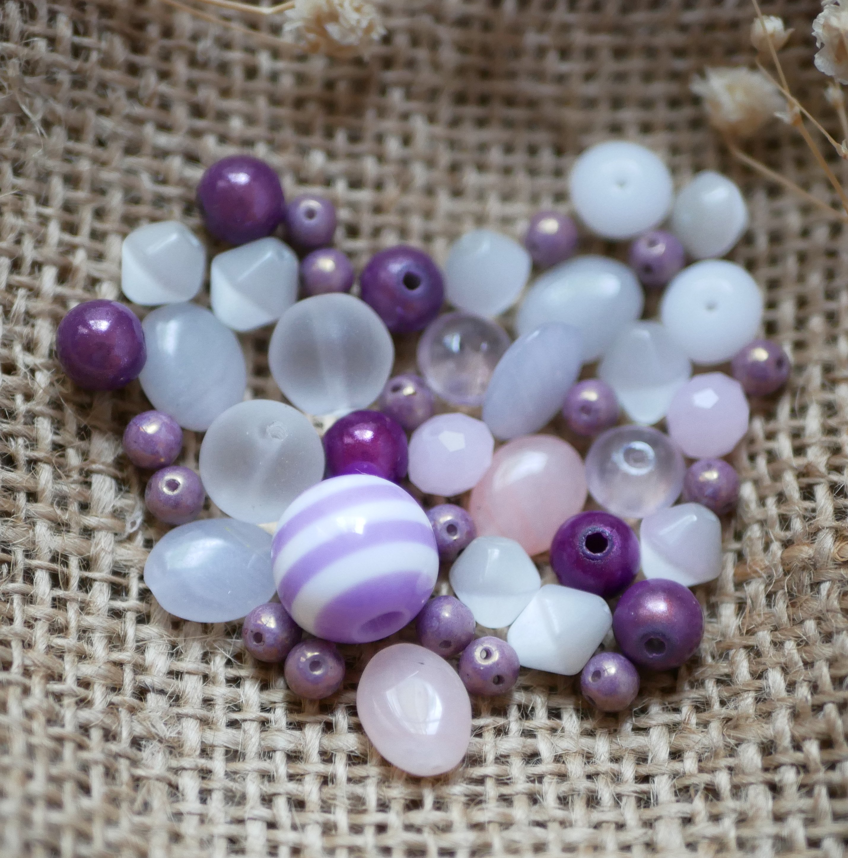 Lot de perles violet parme opale en verre press&eacute; et c&eacute;ramique
