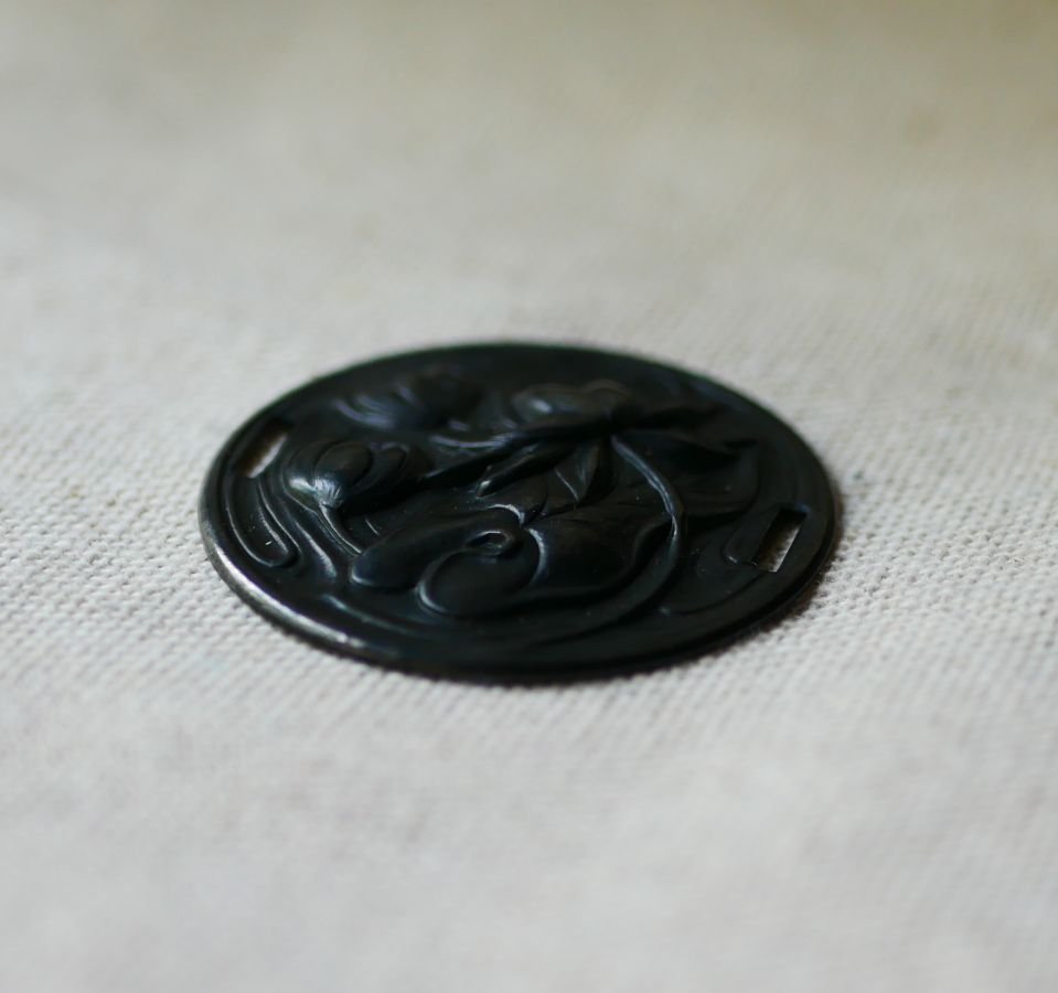 Waterleliemedaillon in zwart metalen reliëf met zijbanden 
