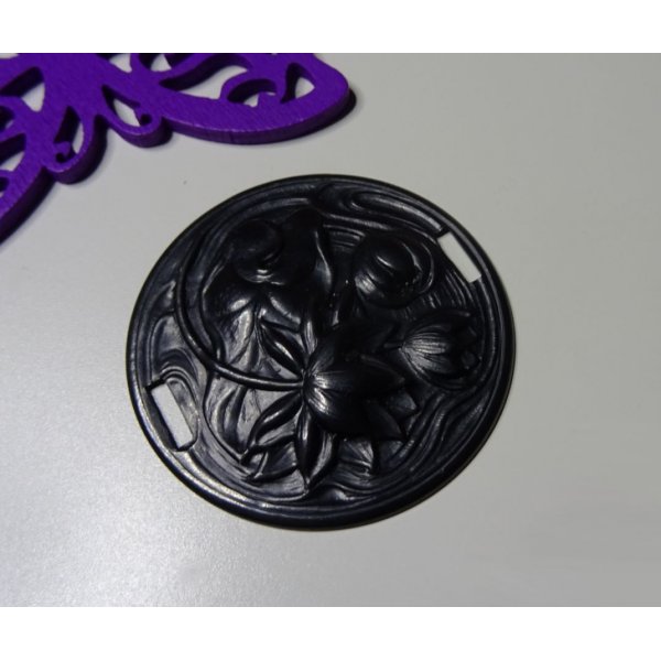 Waterleliemedaillon in zwart metalen reli&euml;f met zijbanden 