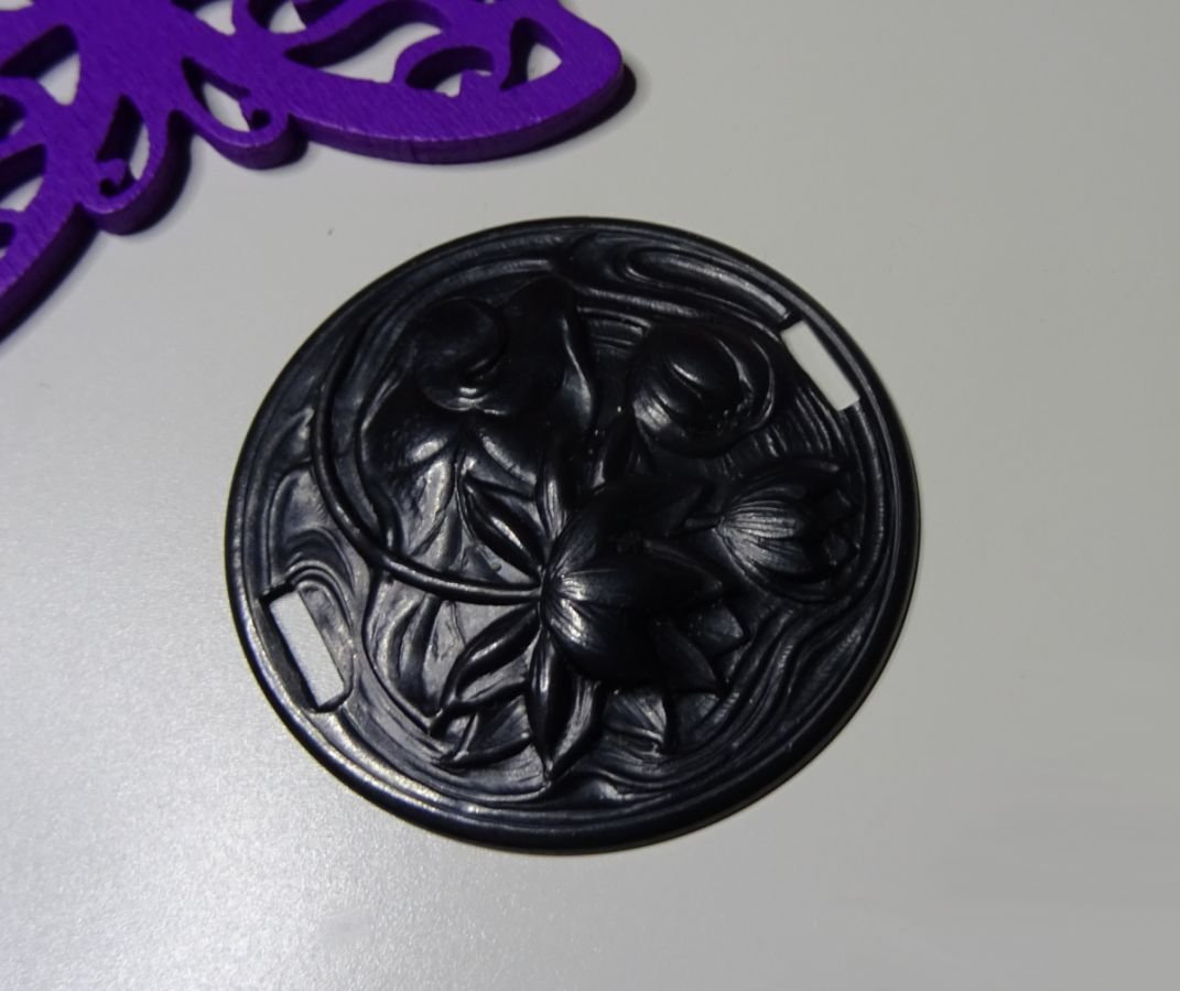 Waterleliemedaillon in zwart metalen reliëf met zijbanden 