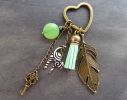 Zwart-witte kattensleutelhanger met groene pompon