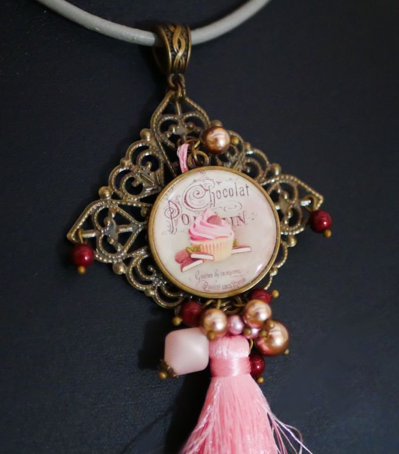 Cabochon hanger Muffin gourmand met roze pompon
