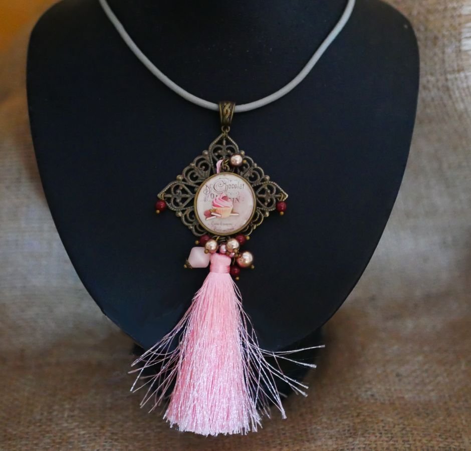 Cabochon hanger Muffin gourmand met roze pompon