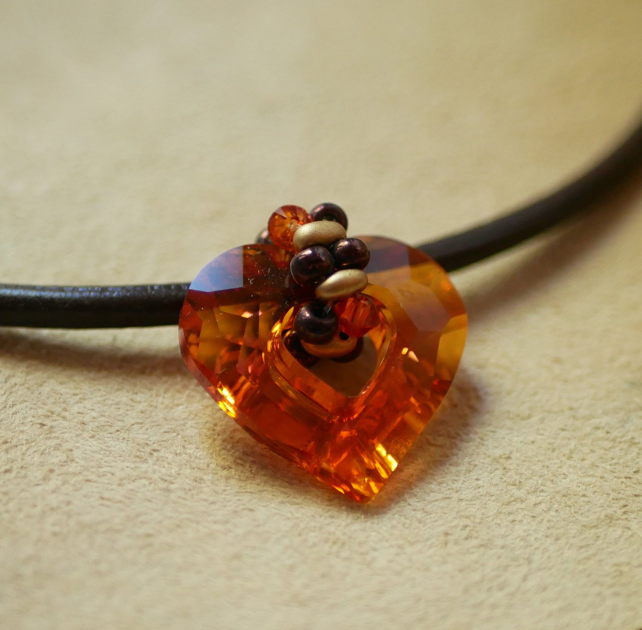 Swarovski hart hanger op bruin leer