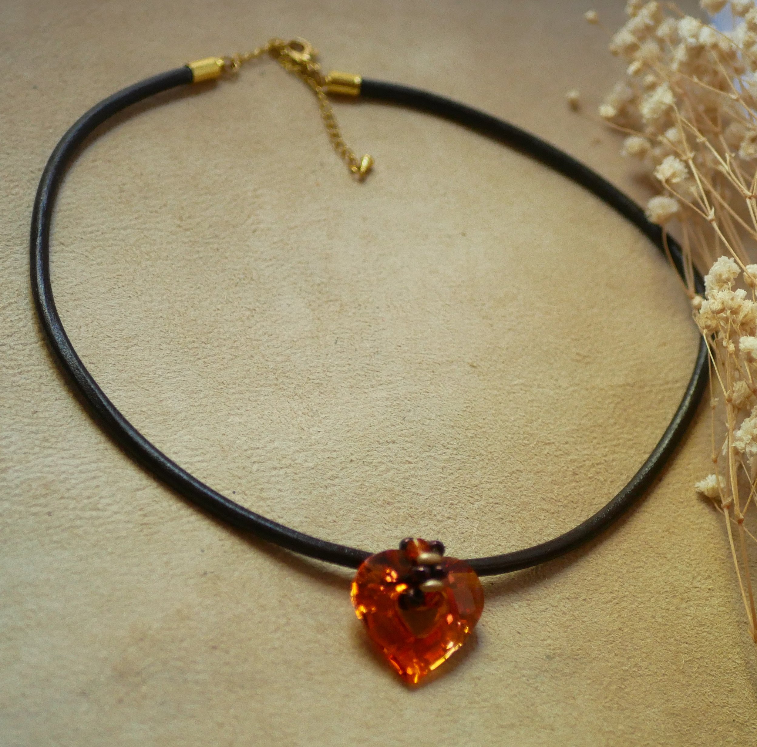 Swarovski hart hanger op bruin leer
