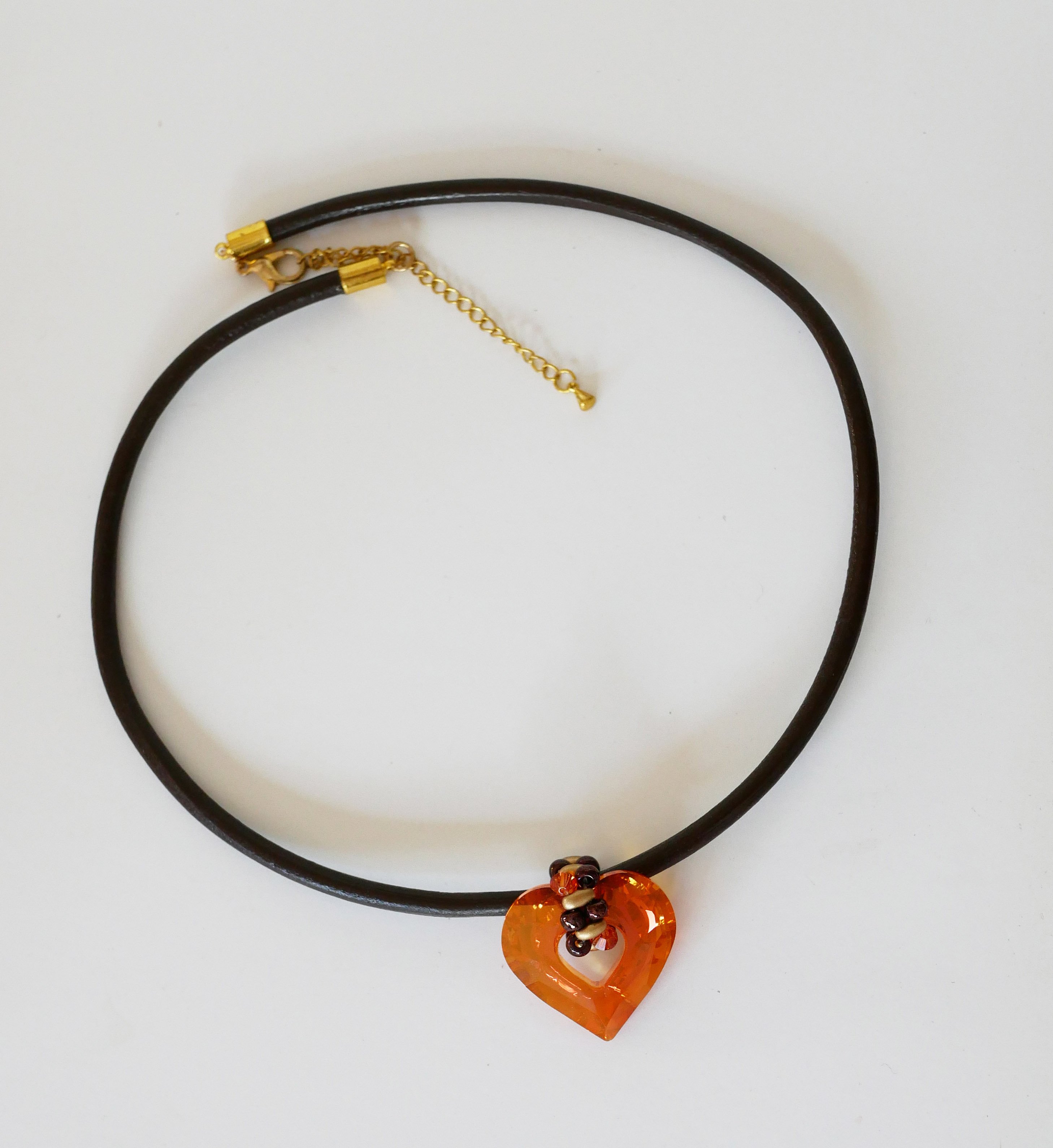 Swarovski hart hanger op bruin leer