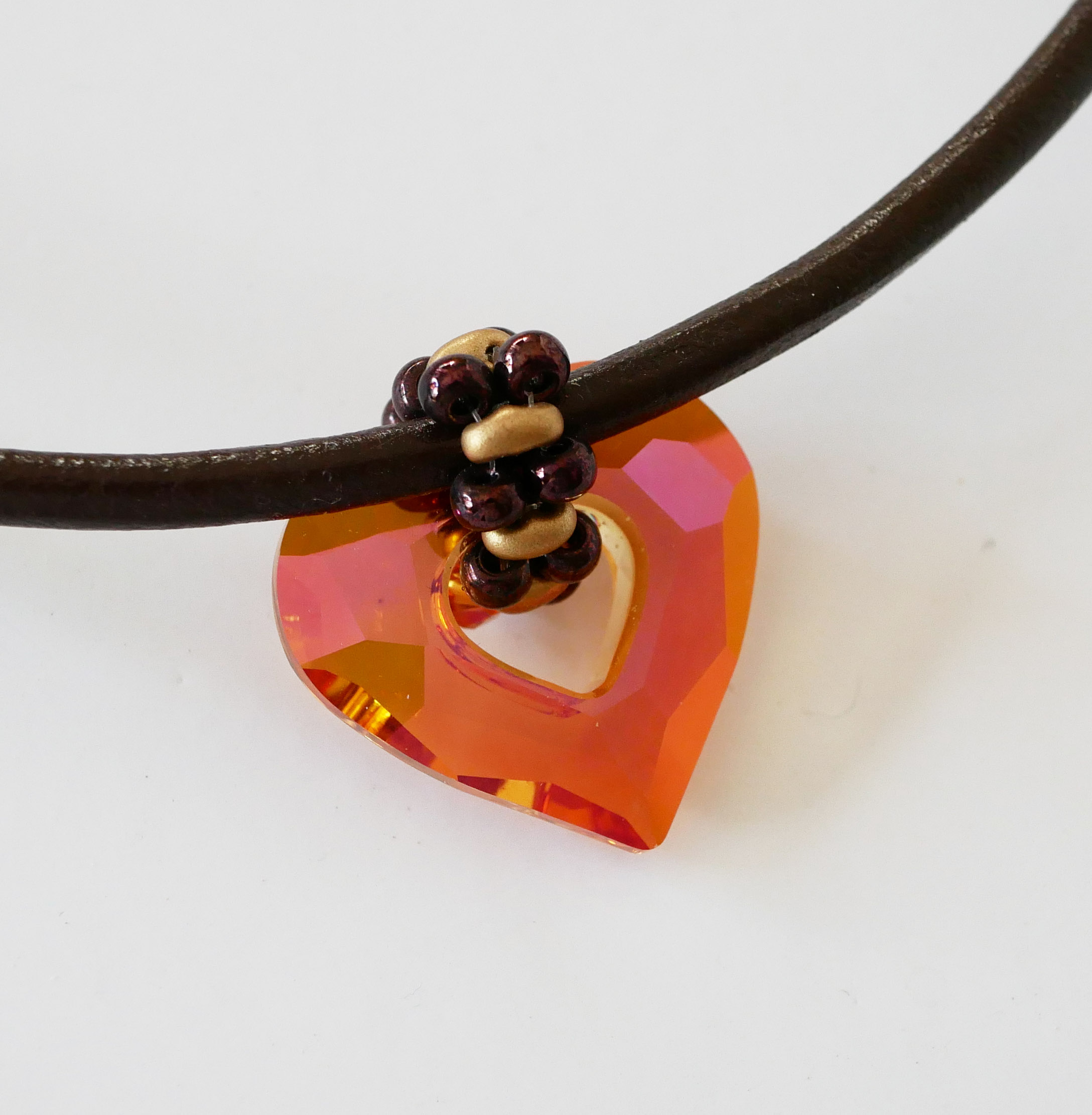 Swarovski hart hanger op bruin leer