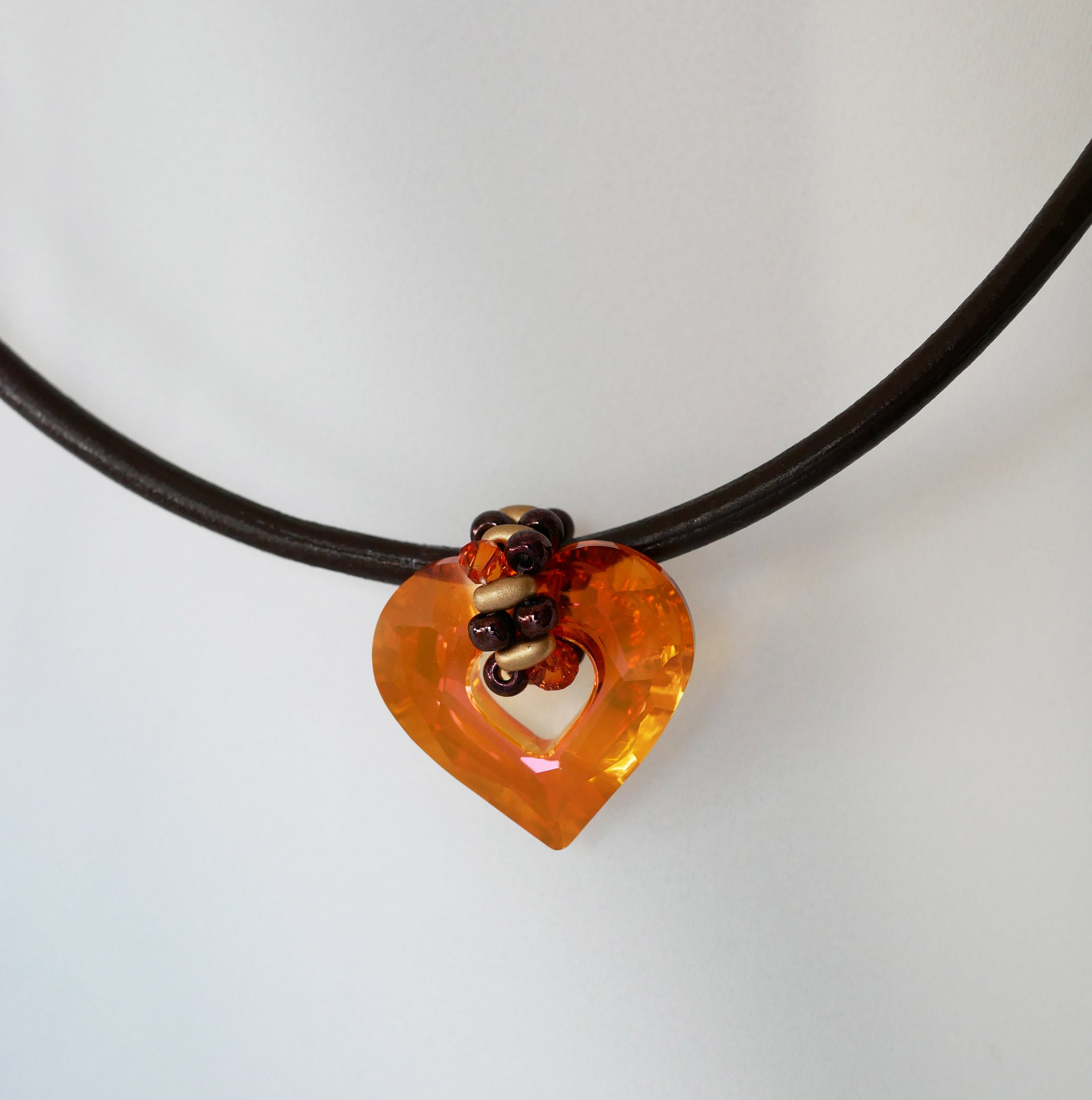 Swarovski hart hanger op bruin leer