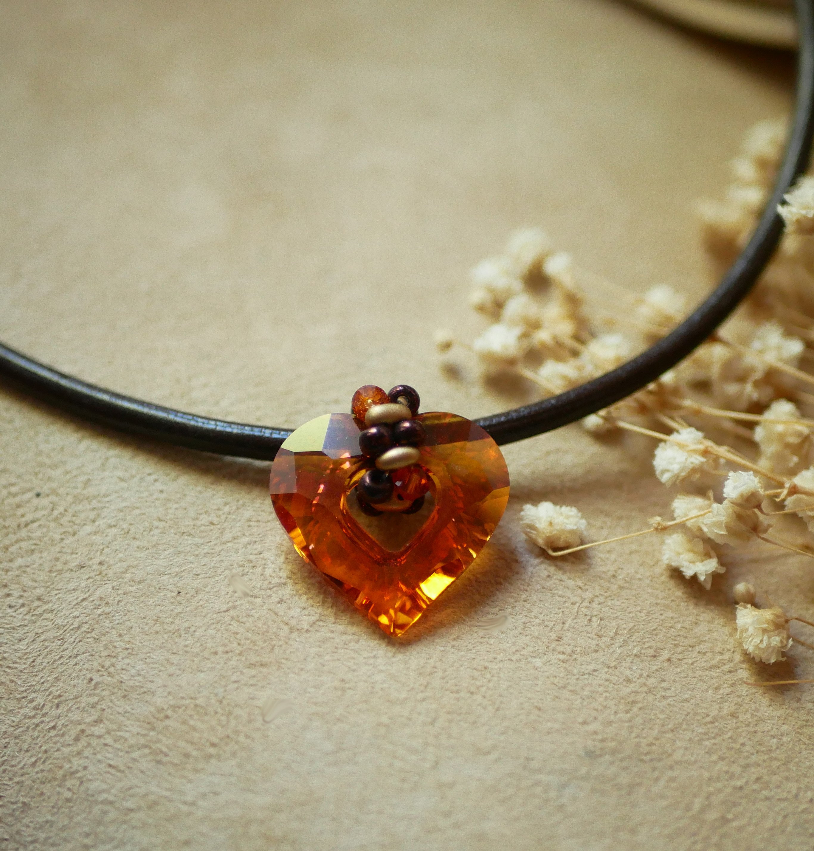 Swarovski hart hanger op bruin leer