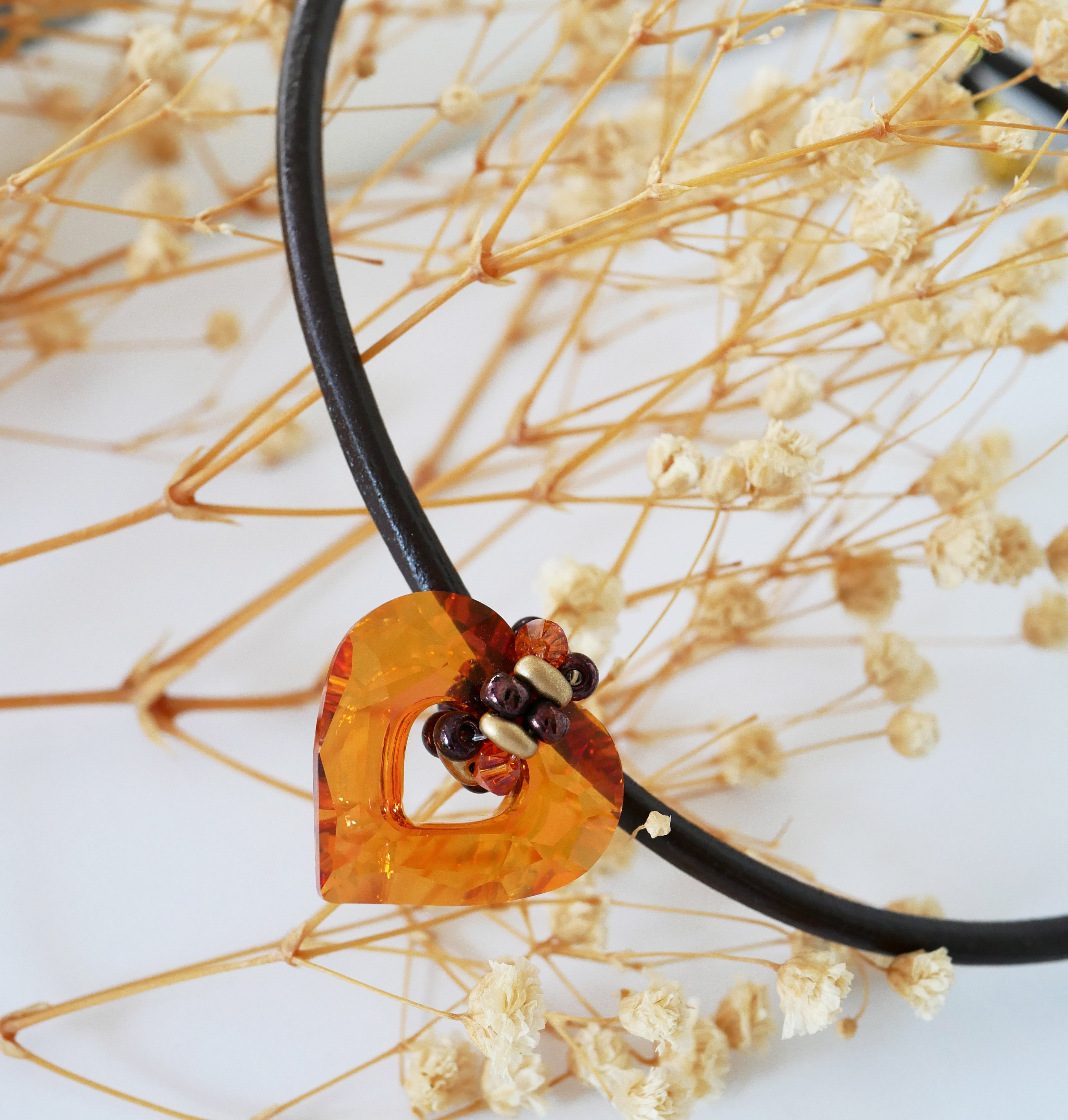 Swarovski hart hanger op bruin leer