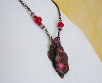 Fuchsia Jaspis hanger op patina print