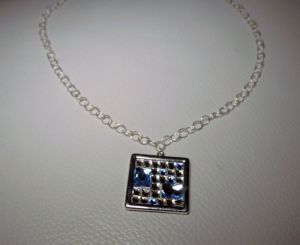 Vierkante medaillon hanger met Swarovski cabochons