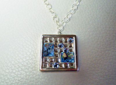 Vierkante medaillon hanger met Swarovski cabochons