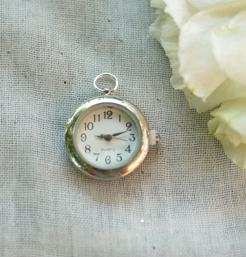 Horloge hanger met ronde zilveren wijzerplaat
