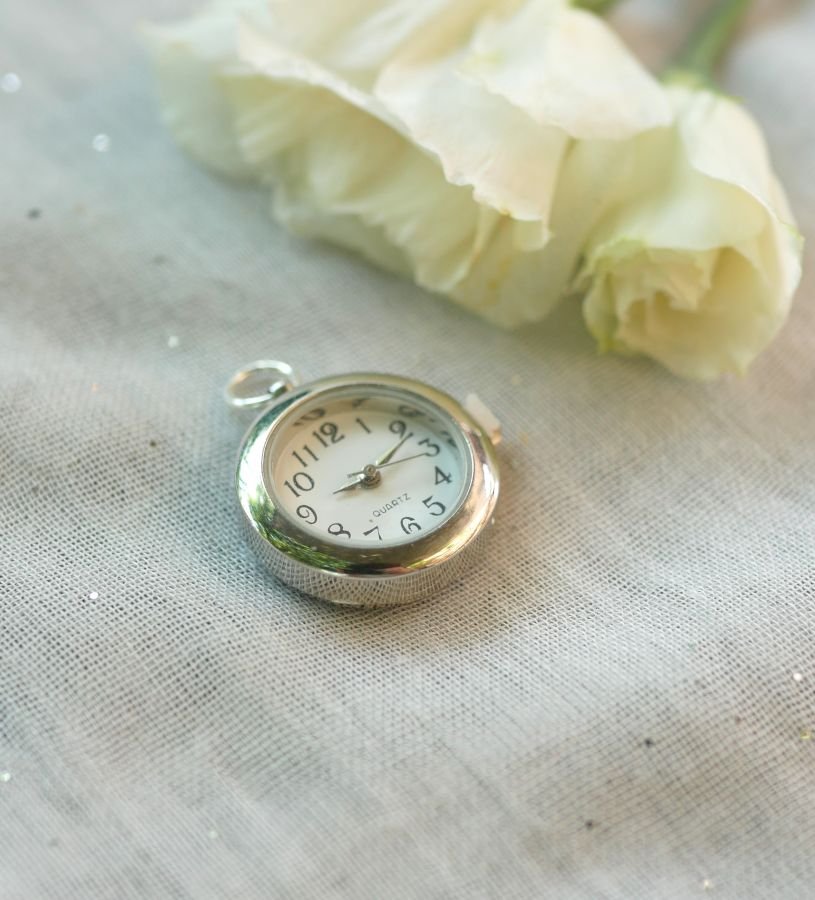 Horloge hanger met ronde zilveren wijzerplaat