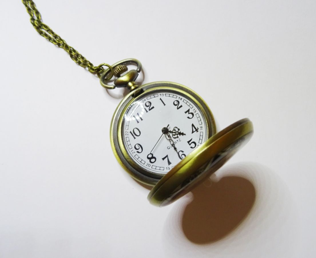 Grote zakhorloge hanger aan ketting