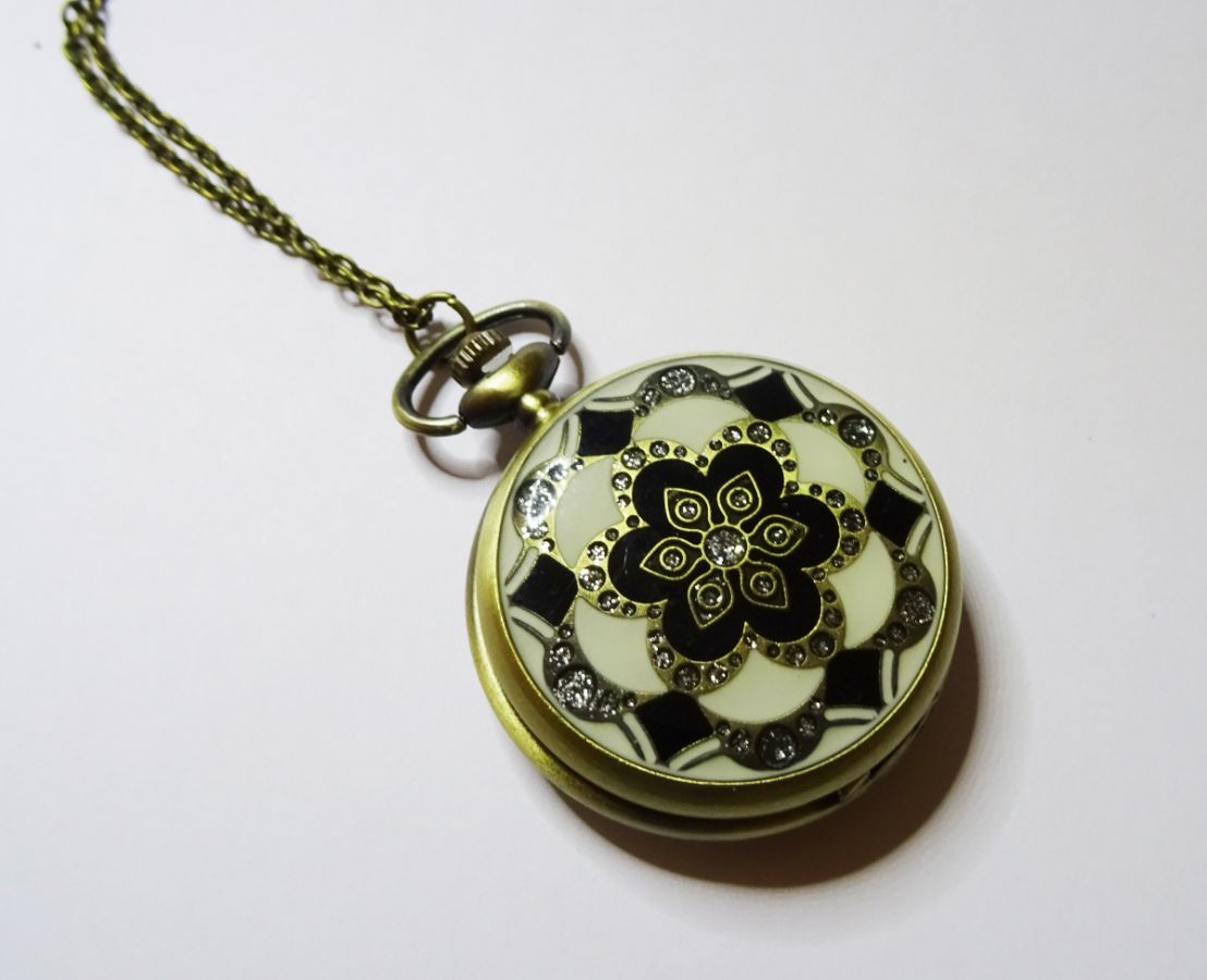 Grote zakhorloge hanger aan ketting