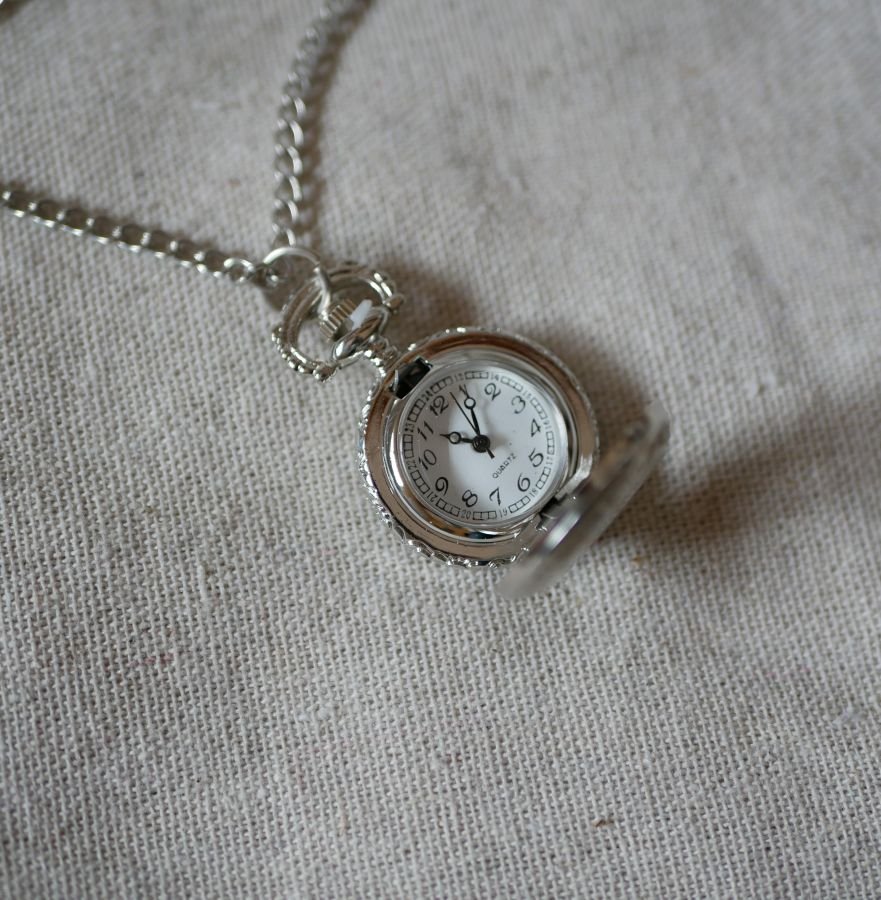Ronde verzilverde zakhorloge hanger aan ketting
