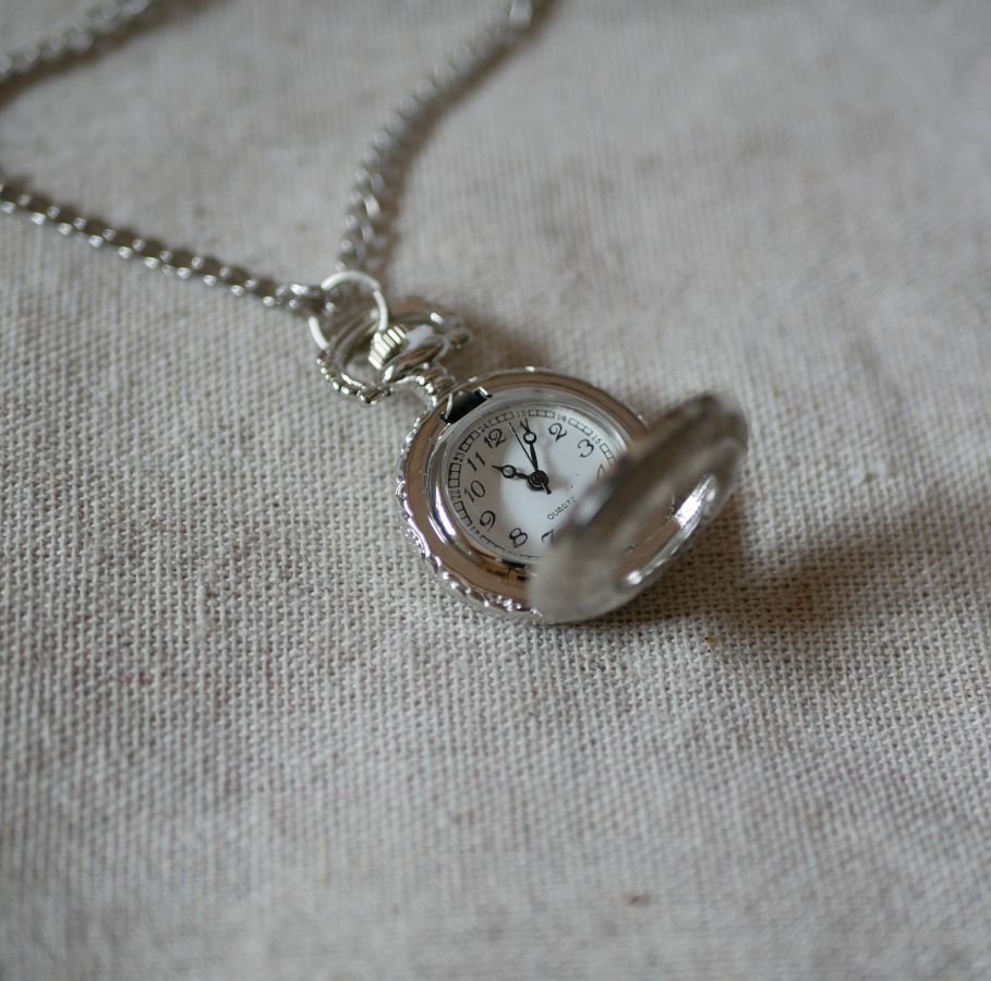 Ronde verzilverde zakhorloge hanger aan ketting
