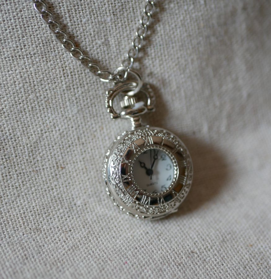 Ronde verzilverde zakhorloge hanger aan ketting