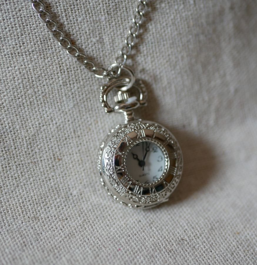 Ronde verzilverde zakhorloge hanger aan ketting