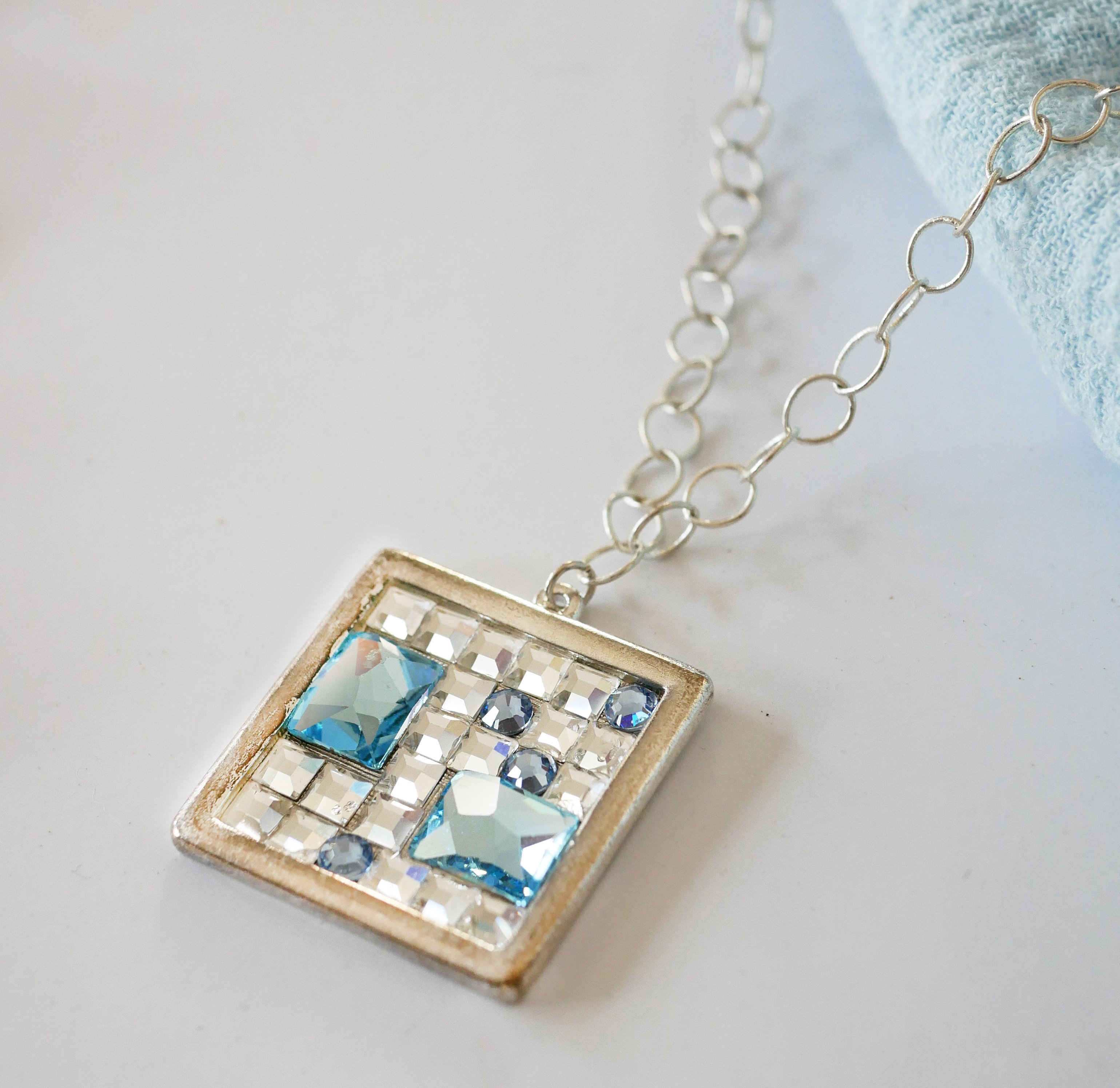 Vierkante medaillon hanger met Swarovski cabochons