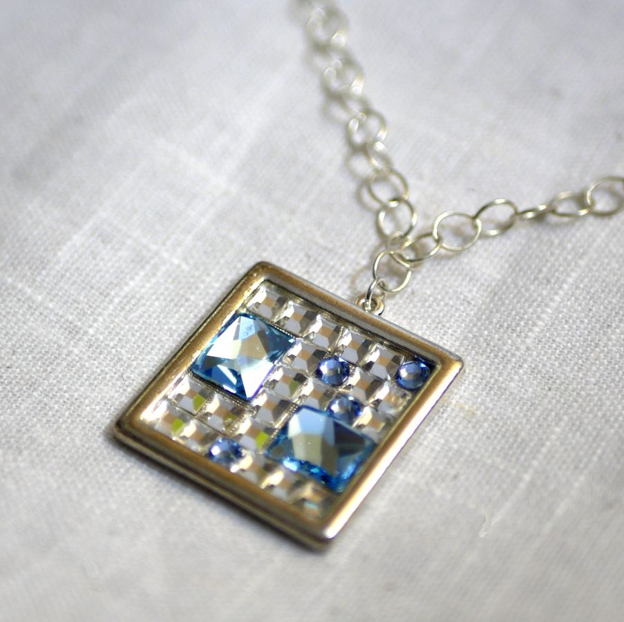 Vierkante medaillon hanger met Swarovski cabochons
