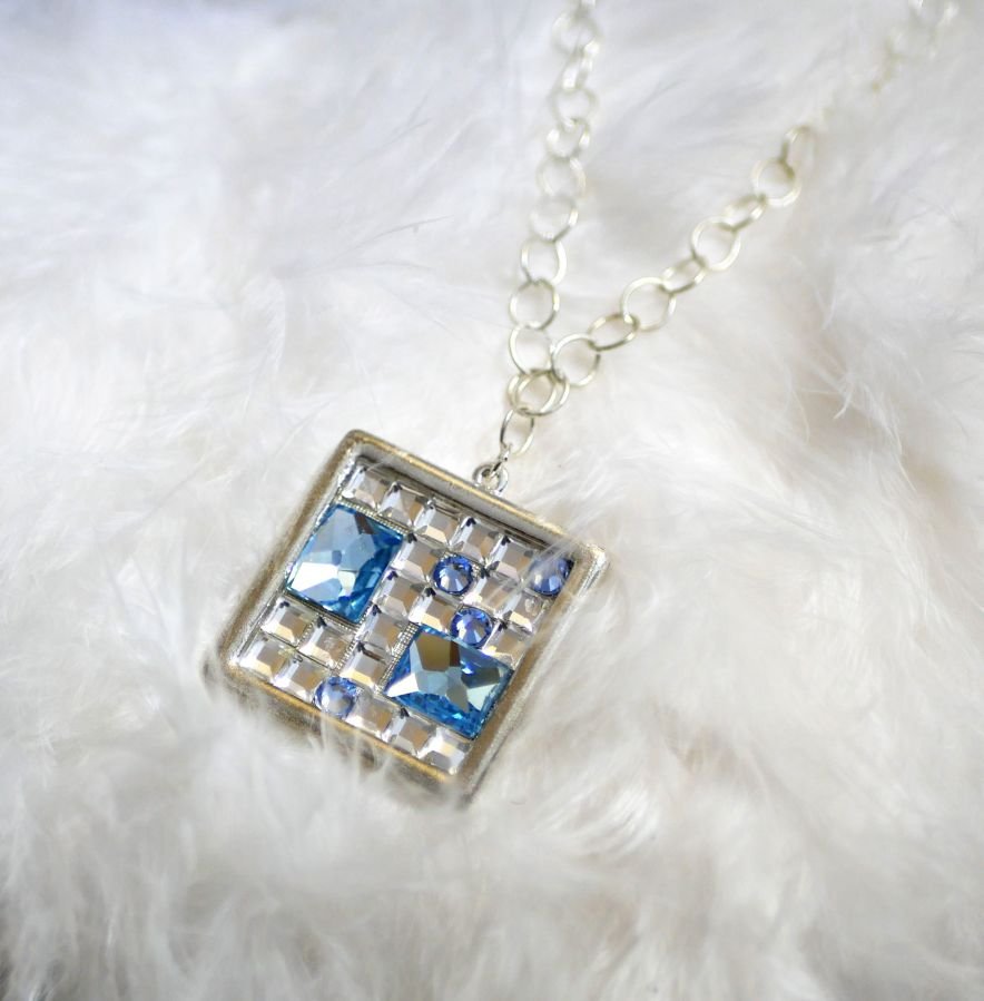 Vierkante medaillon hanger met Swarovski cabochons