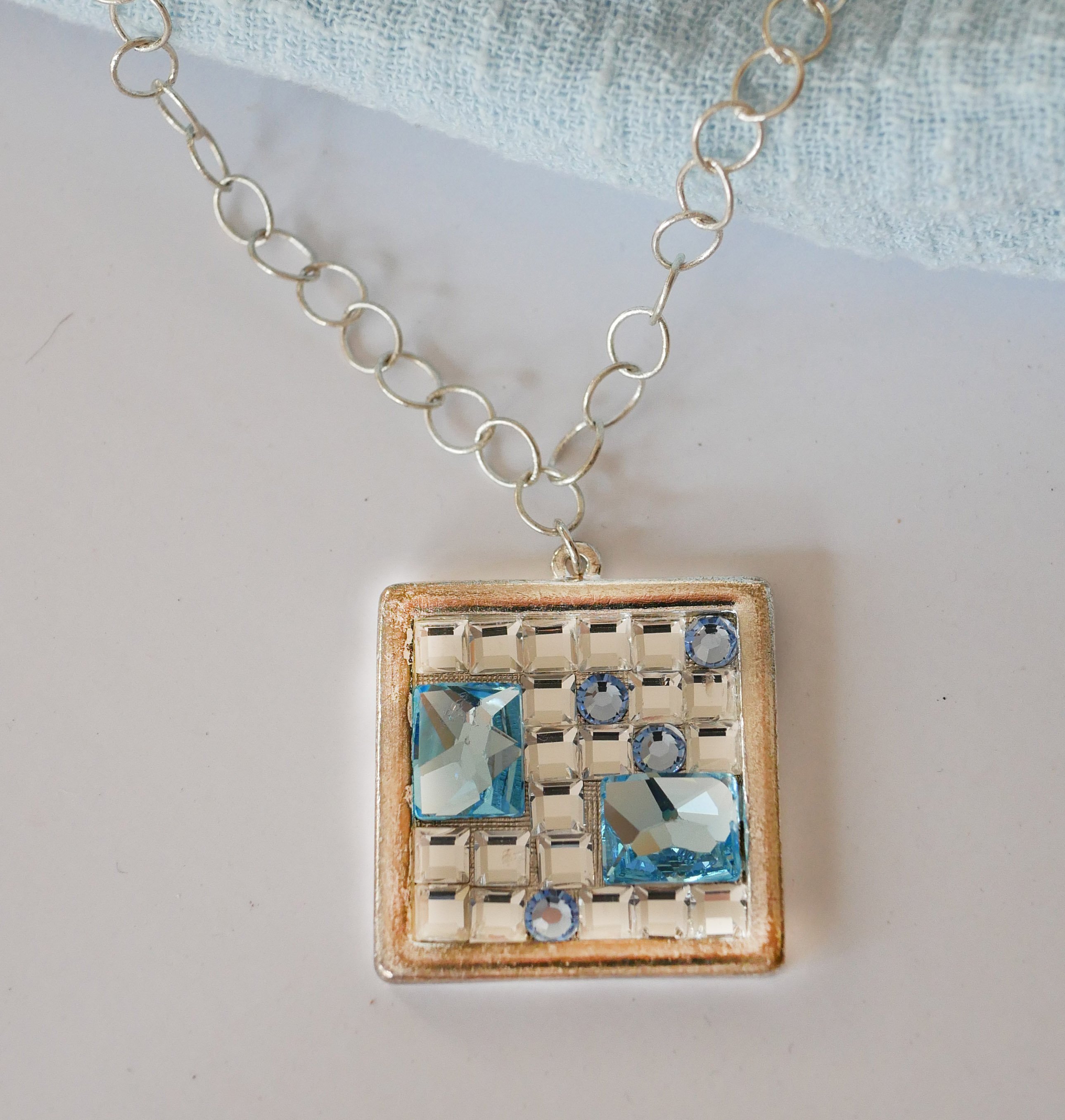 Vierkante medaillon hanger met Swarovski cabochons