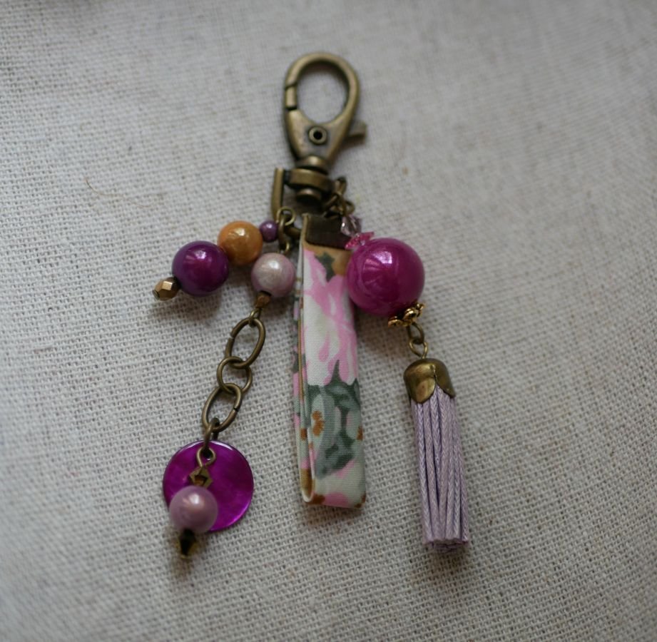 Fuchsia pareltas sleutelhanger met paarse pompon