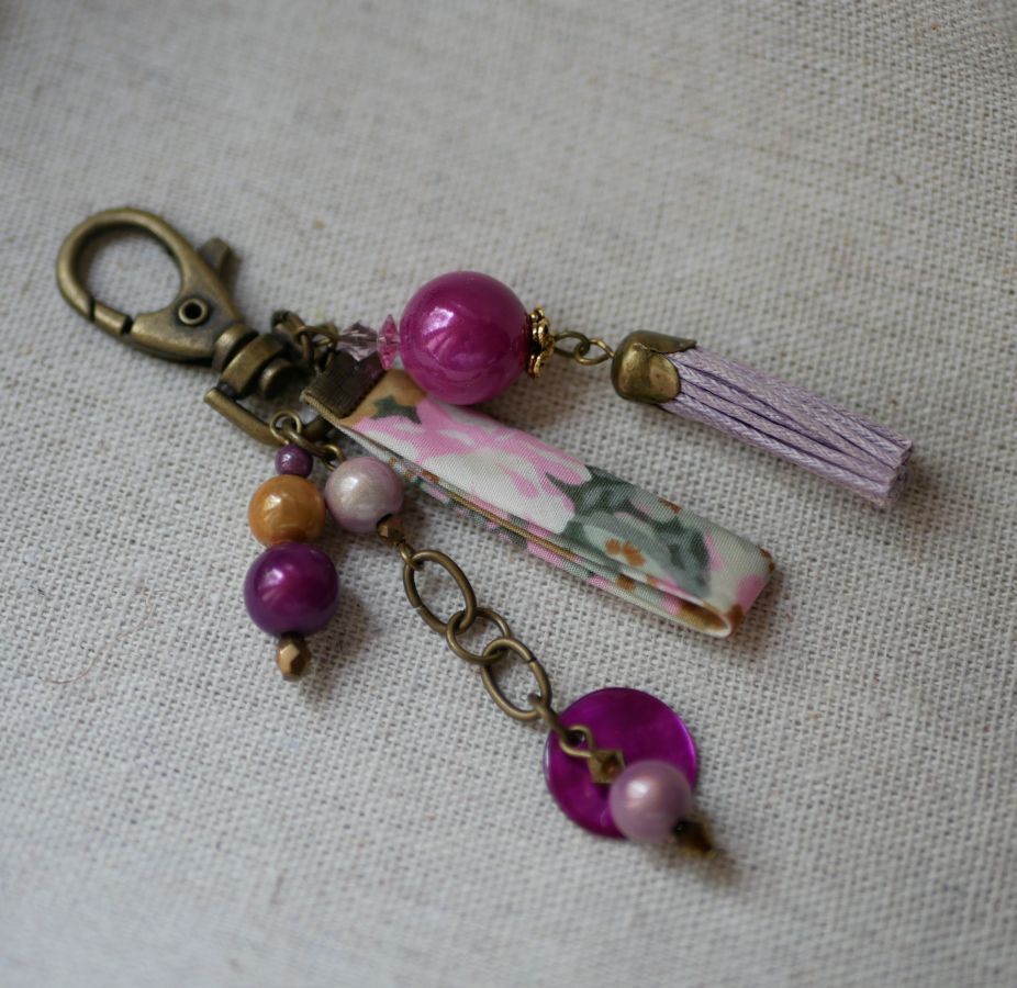 Fuchsia pareltas sleutelhanger met paarse pompon