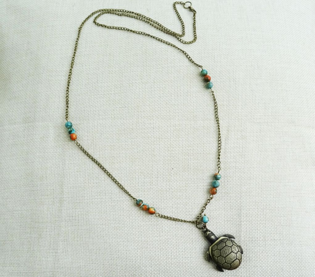 Lange hanger schildpad met parels 