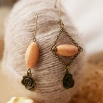 Beige &amp; roze stenen oorbellen