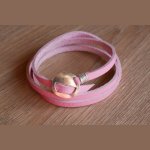 Roze lederen armband drievoudige draai