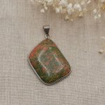 Cabochon hanger bezet met unakiet steen 