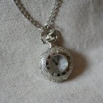 Ronde verzilverde zakhorloge hanger aan ketting