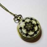 Grote zakhorloge hanger aan ketting