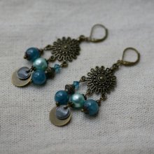 Boheemse kroonluchters en blauwe kralen oorbellen