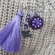 Paarse vriendschapsbroche met pompon 