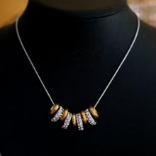 Ketting met zilveren en gouden ringen
