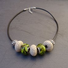 Ecru/Olivine parelketting op zwart leer