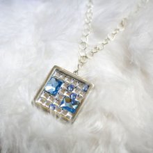 Vierkante medaillon hanger met Swarovski cabochons
