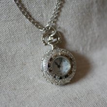 Ronde verzilverde zakhorloge hanger aan ketting