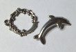 Fermoir en T Dauphin argenté 18 mm (+ 2.60 €)